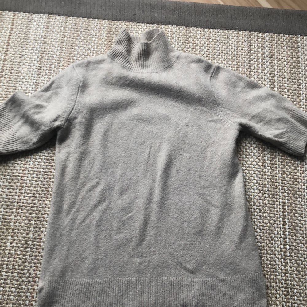 Short sleeve sweater